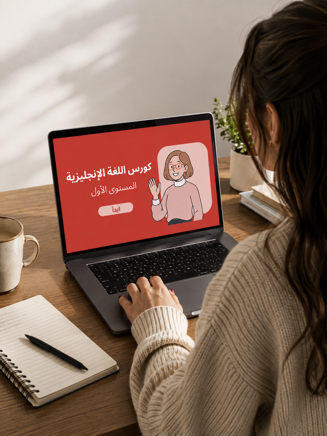 طالبة تتعلم الإنجليزية مع أكاديمية آسيا على الحاسوب المحمول